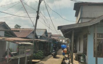 Kusut di Atas Kepala Warga: Kabel Menumpuk di Tiang PLN Jadi Sorotan