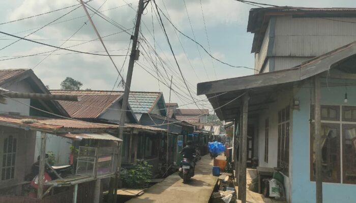 Kusut di Atas Kepala Warga: Kabel Menumpuk di Tiang PLN Jadi Sorotan
