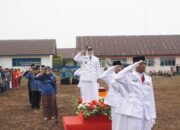 Semangat Kemerdekaan Menggema di Mendahara Tengah, Kades Nurhidayah Tampil Jadi Pembina Upacara