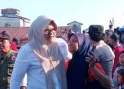 Datang di Tengah Duka, Bupati Dillah Beri Semangat dan Bantuan untuk Korban Kebakaran Nipah Panjang