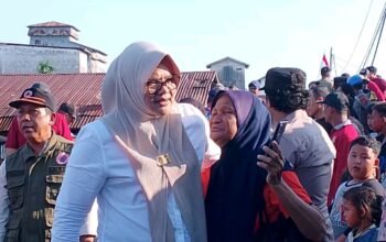Datang di Tengah Duka, Bupati Dillah Beri Semangat dan Bantuan untuk Korban Kebakaran Nipah Panjang