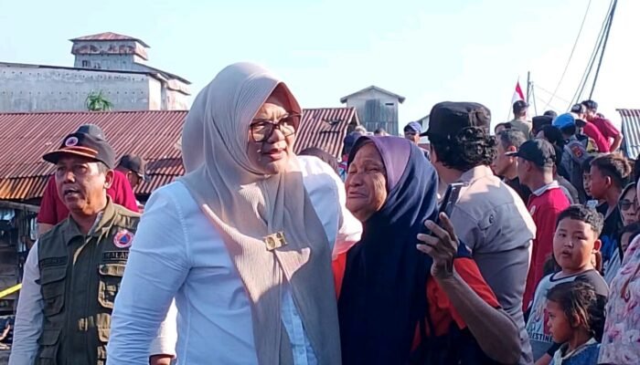 Datang di Tengah Duka, Bupati Dillah Beri Semangat dan Bantuan untuk Korban Kebakaran Nipah Panjang